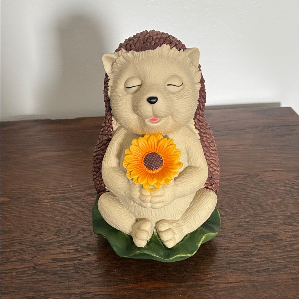 NWT- Adorable Hedgehog 🦔 Garden Figurine with Sunflower 🌻 - Picture 3 of 10